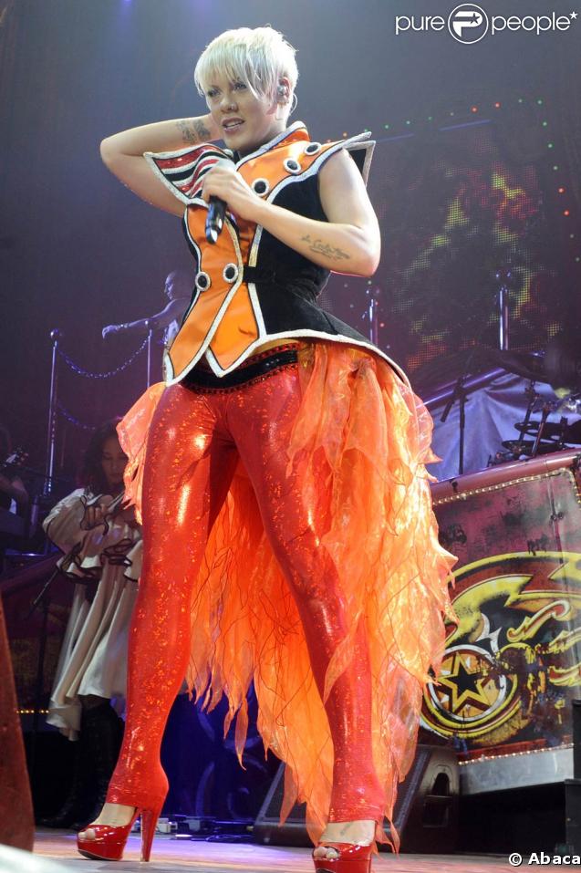Pink à Paris-Bercy le 9 mars 2009 : un costume audacieux et flamboyant ! 