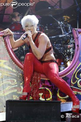Pink à Paris-Bercy le 9 mars 2009 : un show explosif, drôle, sexy. Une fête foraine ambulante !
