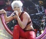 Pink à Paris-Bercy le 9 mars 2009 : un show explosif, drôle, sexy. Une fête foraine ambulante !