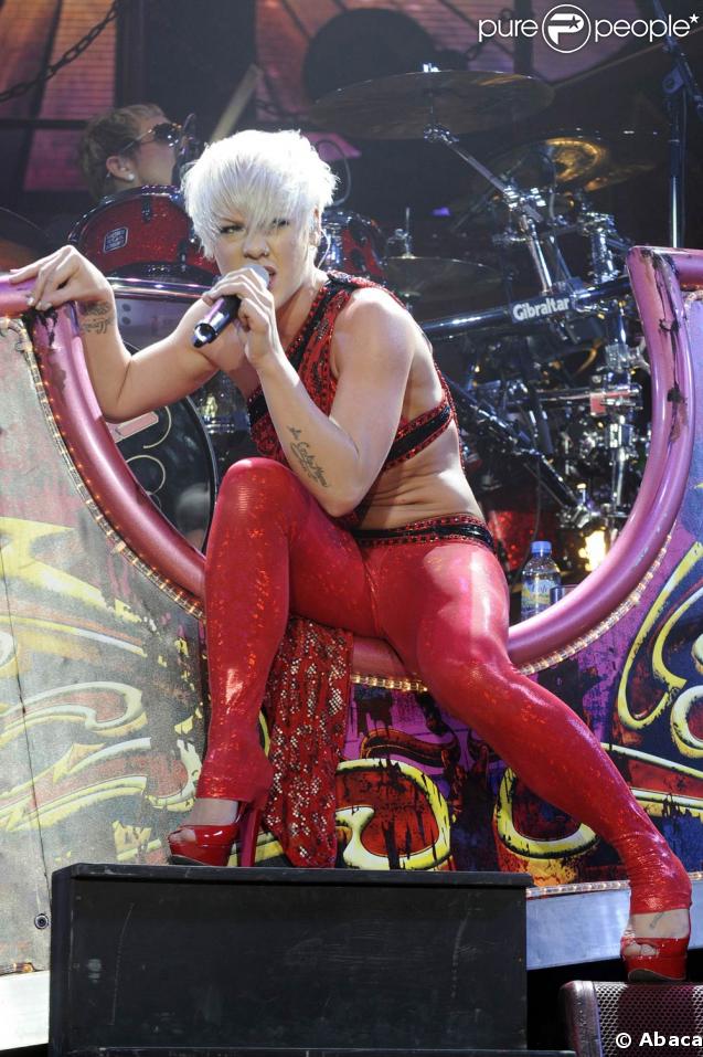 Pink à Paris-Bercy le 9 mars 2009 : un show explosif, drôle, sexy. Une fête foraine ambulante !