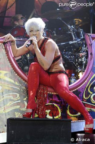 Pink à Paris-Bercy le 9 mars 2009 : un show explosif, drôle, sexy. Une fête foraine ambulante !