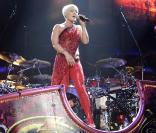 Pink à Paris-Bercy le 9 mars 2009 : un show explosif, drôle, sexy. Une fête foraine ambulante !