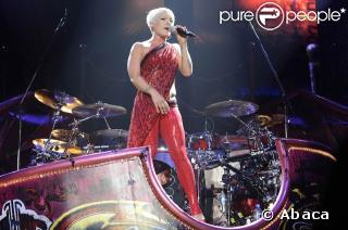 Pink à Paris-Bercy le 9 mars 2009 : un show explosif, drôle, sexy. Une fête foraine ambulante !