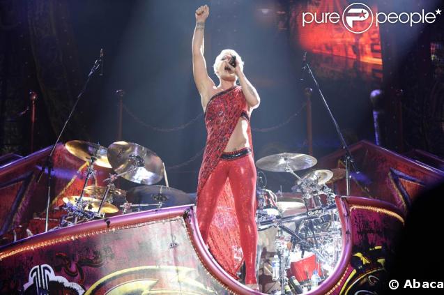 Pink à Paris-Bercy le 9 mars 2009 : un show explosif, drôle, sexy. Une fête foraine ambulante !