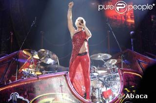 Pink à Paris-Bercy le 9 mars 2009 : un show explosif, drôle, sexy. Une fête foraine ambulante !