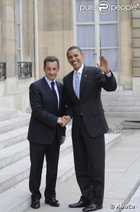 Les présidents Barack Obama et Nicolas Sarkozy devant le palais de l'Elysée le 25 juillet 2008 