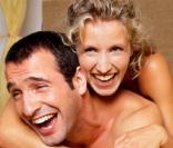 Alex est coquette, maniaque et étourdie. Jean, lui, est cool, un peu macho et déteste les diners conventionnels presque autant que sa belle mère. Ils sont fous amoureux, et nous, on est complètement gaga ! 