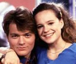 Justine est une fille timide, et son petit ami Jerome ne rate pas une occasion pour la tromper ! Pourtant leur idylle durera très longtemps. Et ce couple mythique aura été un exemple pour nos... premiers baisers !