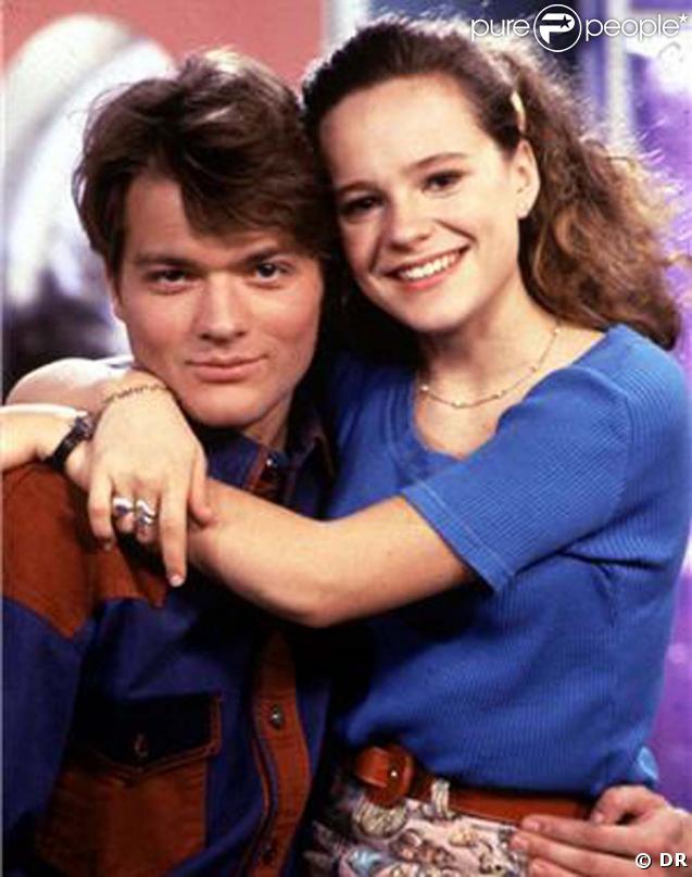 Justine est une fille timide, et son petit ami Jerome ne rate pas une occasion pour la tromper ! Pourtant leur idylle durera très longtemps. Et ce couple mythique aura été un exemple pour nos... premiers baisers !