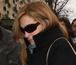 Julia Roberts en arrivant à Paris... Jamais sans son G-Bag en cuir de vachette naturel !