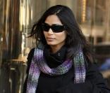 Freida Pinto avec son G-Bag en toile cirée framboise...  