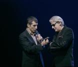 Alain Bashung et Nagui lors de la remise du Prix Constantin en novembre 2005<br />