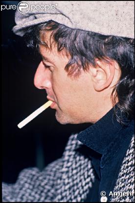 Alain Bashung en concert à Caen en 1985. Une photo sur laquelle le chanteur nous rappelle un certain Serge Gainsbourg...