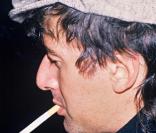 Alain Bashung en concert à Caen en 1985. Une photo sur laquelle le chanteur nous rappelle un certain Serge Gainsbourg...<br />
