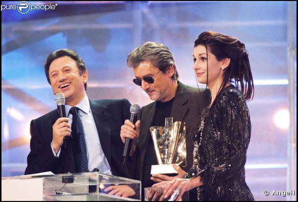 Alain Bashung aux Victoires de la Musique aux côtés de Michel Drucker et Emma Shapplin en février 1999