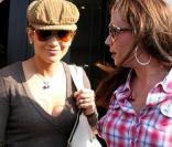  Séance shopping pour Jennifer lopez et sa copine Leah Remini, le 14 mars 2009 à Los Angeles 
 