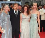  Vanessa Redgrave, la mère de Natasha Richardson  avec son mari Franco Nero, sa fille Joely Richardson et sa petite-fille Daisy Bevan arrivent à la première du film 'Atonement' au 64ème Festival du film international