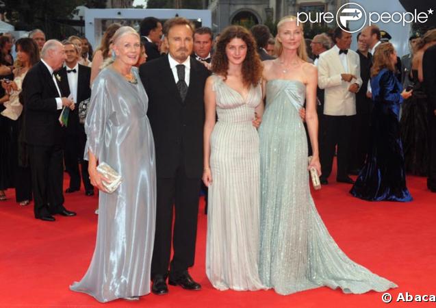  Vanessa Redgrave, la mère de Natasha Richardson  avec son mari Franco Nero, sa fille Joely Richardson et sa petite-fille Daisy Bevan arrivent à la première du film 'Atonement' au 64ème Festival du film international