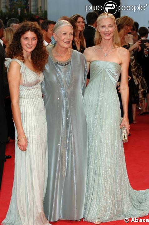  Vanessa Redgrave, la mère de Natasha Richardson  avec sa fille Joely Richardson et sa petite-fille Daisy Bevan arrivent à la première du film 'Atonement' au 64ème Festival du film international de Venise en 2007</sp