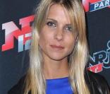 L'animatrice Solenne Gallagher, en bleu électrique, lors du quatrième anniversaire de la chaîne de la TNT NRJ 12, qui s'est tenue le 18 mars 2009 au VIP Room Theatre, à Paris.