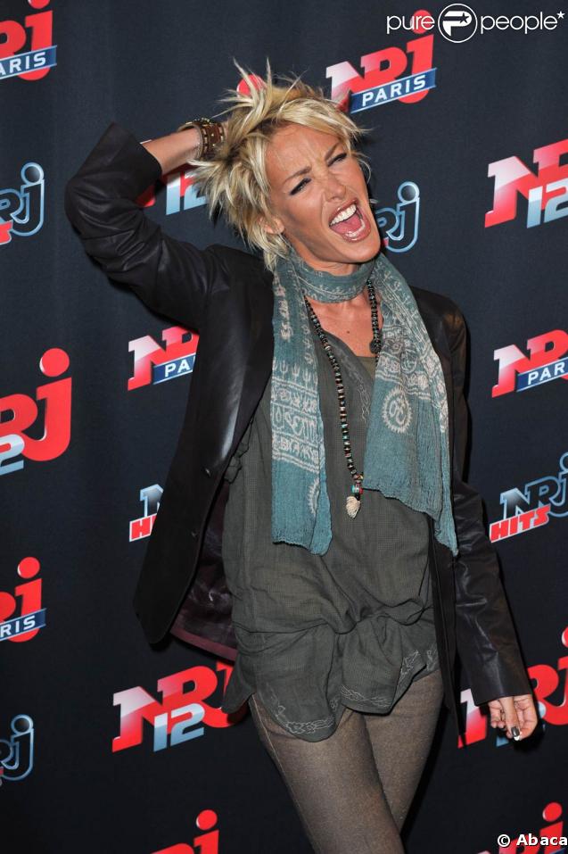 Ophélie Winter a mis le feu, lors du quatrième anniversaire de la chaîne de la TNT NRJ 12, qui s'est tenue le 18 mars 2009 au VIP Room Theatre, à Paris.