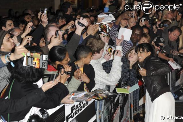 La jolie Michelle Rodriguez parmi ses fans, lors de l'avant-première de 