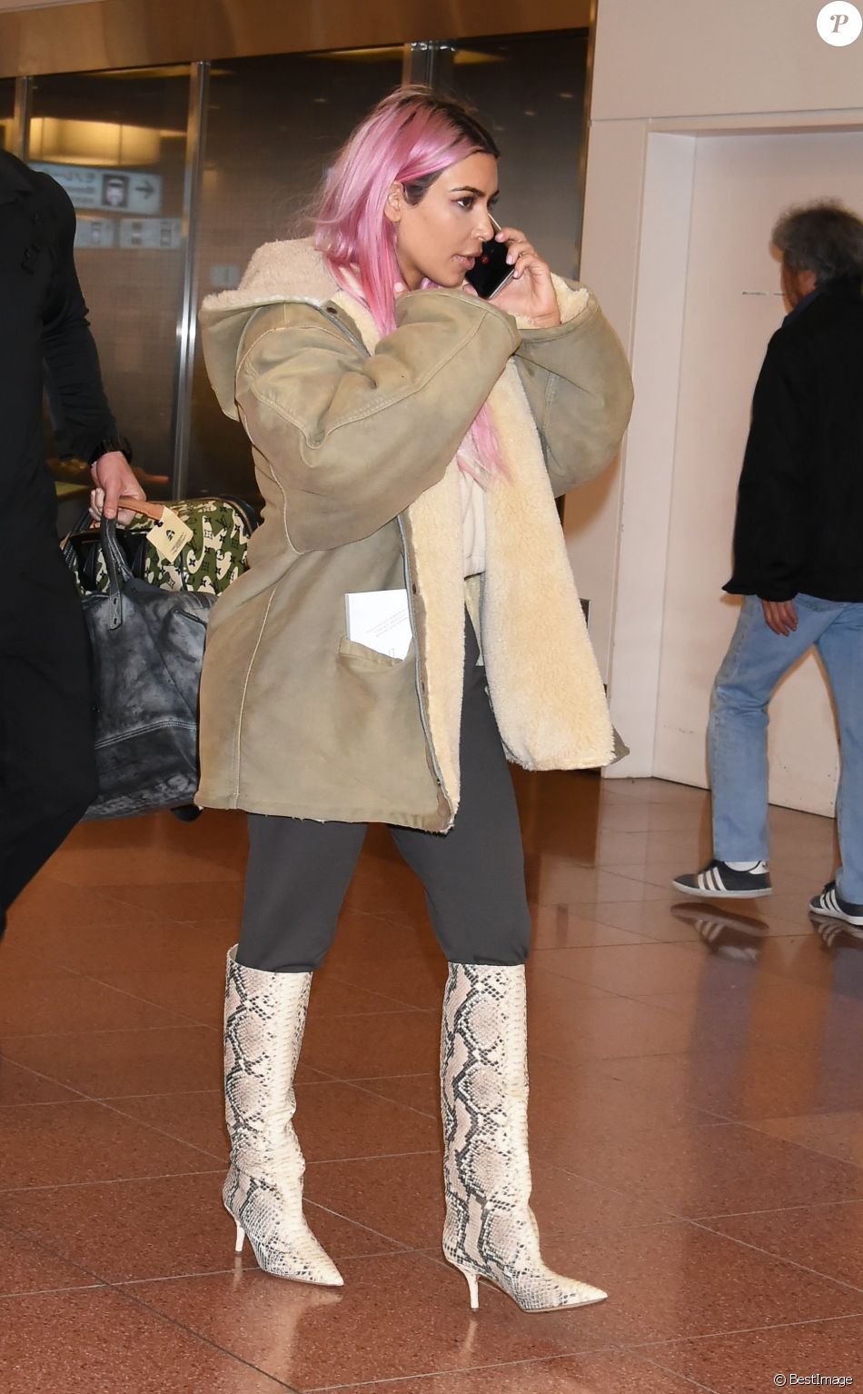 Kourtney, Kim et Khloé Kardashian (enceinte) atterrissent à l'aéroport de Tokyo, le 25 février 2018.