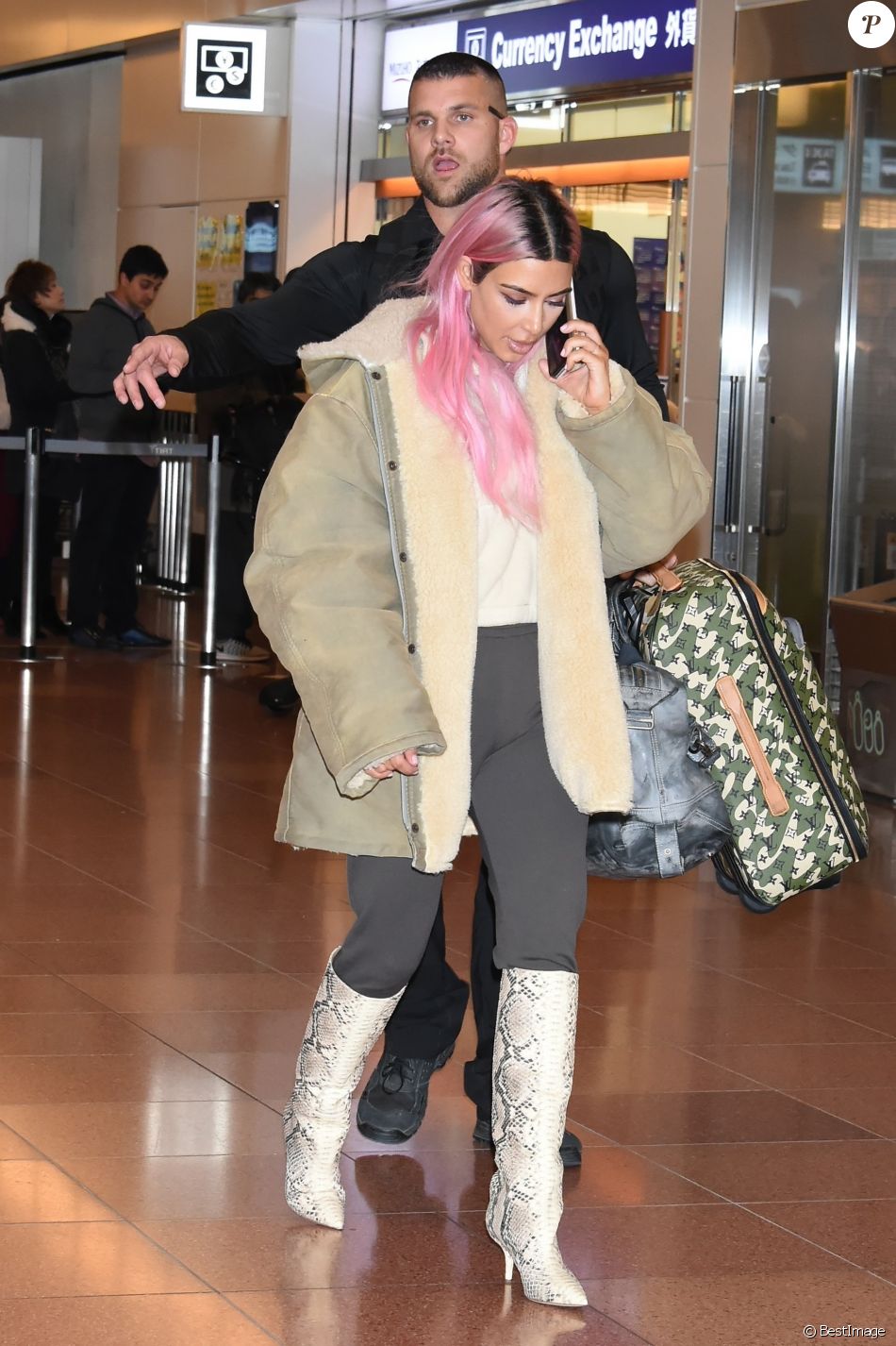 Kourtney, Kim et Khloé Kardashian (enceinte) atterrissent à l'aéroport de Tokyo, le 25 février 2018.