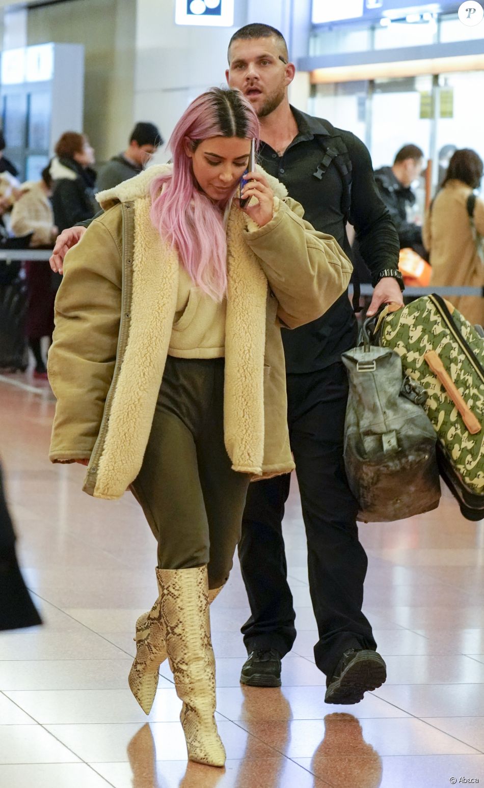 Kourtney, Kim et Khloé Kardashian (enceinte) atterrissent à l'aéroport de Tokyo, le 25 février 2018.