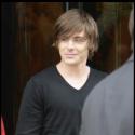 Zac Efron fait tourner les têtes à Paris... en faisant croire qu'il a 17 ans !