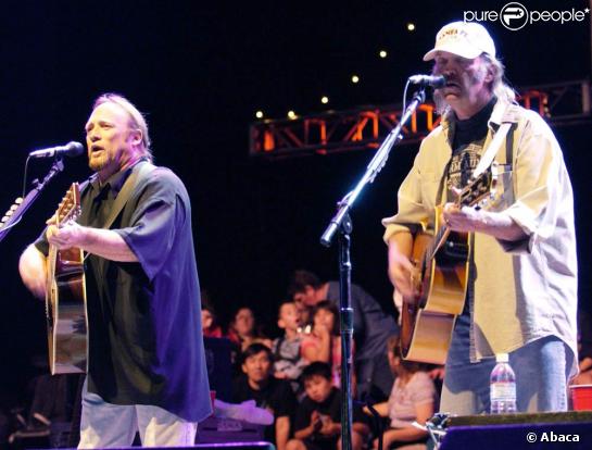Stephen Stills et Neil Young sur scène en octobre 2003