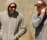 Jake Gyllenhaal avec son ami Mike White dans les rues de Los Angeles hier  