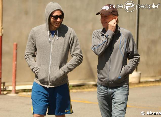 Jake Gyllenhaal avec son ami Mike White dans les rues de Los Angeles hier  