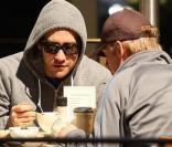Jake Gyllenhaal à la terrasse du restaurant Le Pain hier à Los Angeles