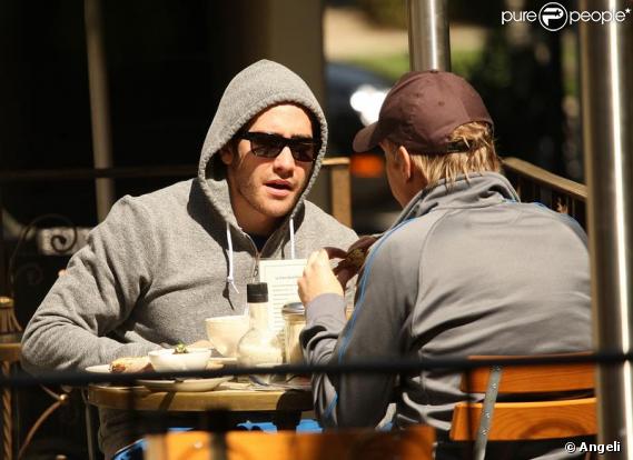 Jake Gyllenhaal à la terrasse du restaurant Le Pain hier à Los Angeles