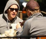 Jake Gyllenhaal à la terrasse du restaurant Le Pain hier à Los Angeles