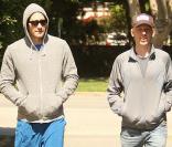 Jake Gyllenhaal avec son ami Mike White dans les rues de Los Angeles hier  