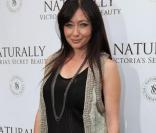 Shannen Doherty, top tendance en slim brut boots et boléro, pour le lancement d'une nouvelle crème de beauté Victoria's Secret, le 21 mars 2009 ! 