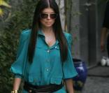 Fergie, trop canon dans sa tunique-chemise et ses sandales à lanières ! Le 21 mars 2009 à la sortie de son domicile 