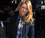 Blake Lively, sobre mais dans le vent avec sa petite robe à carreaux, son imper' bleu marine, ses boots (trop top) et son matelassé Chanel ! Le 24 mars 2009 au Late Show 