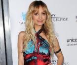 Radieuse et époustouflante de beauté, Nicole Richie porte comme à son habitude une longissime robe satinée aux couleurs enivrantes ! A L.A le 23 mars 2009 
