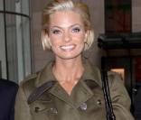 Jaime Pressly porte un trench kaki qui lui va à merveille et des chaussures violettes à tomber... New York, le 19 mars 2009 