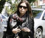  Jessica Biel, en jean et petite veste fait la différence grâce à ses ballerines Roger Vivier... L.A, le 26 mars 2009 
 &nbsp; 