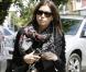 Jessica Biel, en jean et petite veste fait la différence grâce à ses ballerines Roger Vivier... L.A, le 26 mars 2009
