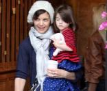 Katie Holmes, en mode casual très tendance avec son boyfriend jean ! Avec sa petite Suri elle a fait quelques achats Au Pain Quotidien à Beverly Hills, le 22 mars 2009 