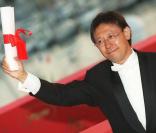 Le talentueux cinéaste chinois Jiang Wen, ici lors de la remise du Grand Prix du Festival de Cannes, qu'il a reçu en 2000 !