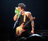 John Mayer doit être en manque pour sniffer... 