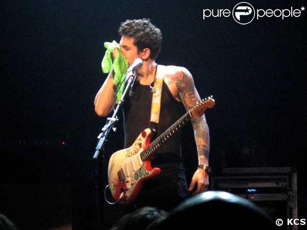 John Mayer doit être en manque pour sniffer... 