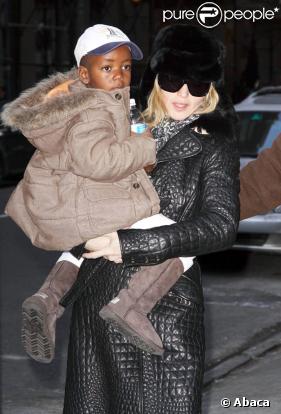 Madonna et son fils David à New York le 31 janvier 2009 en sortant du centre de la Kabbale