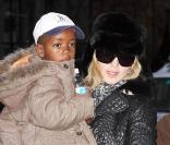 Madonna et son fils David à New York le 31 janvier 2009 en sortant du centre de la Kabbale